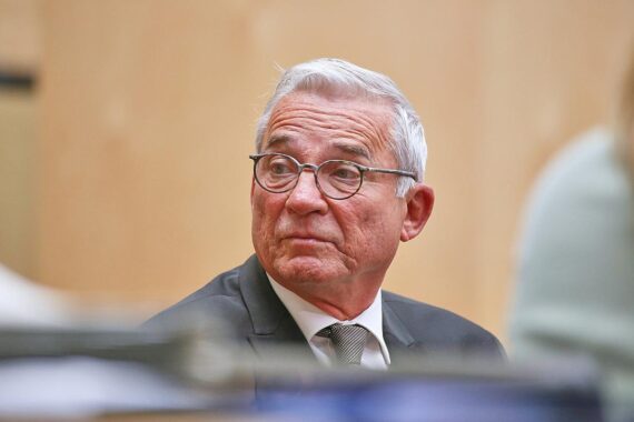 Thomas Strobl verurteilt Antisemitismus und Gewalt, betont Sicherheit für Jüdinnen und Juden.