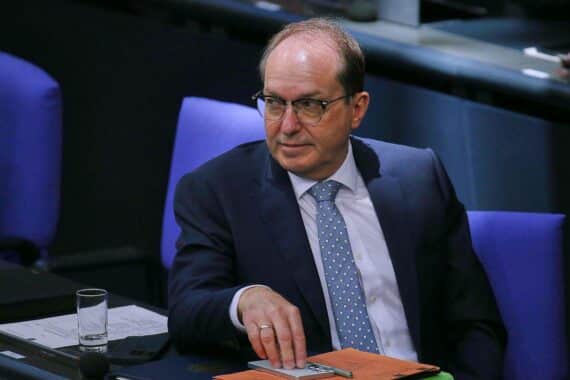 Bundesinnenminister Dobrindt spricht über Abschiebungen und Verhandlungen mit der Taliban in Kabul.