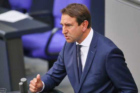 Andreas Jung diskutiert Klimaneutralität 2045, Verbindung von Klimaschutz und wirtschaftlicher Stärke.