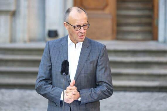 Friedrich Merz während der Kabinettsklausur in der Villa Borsig, strategische Diskussionen am Tegeler See.