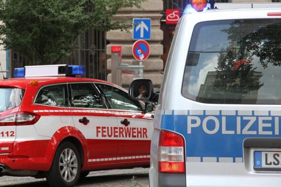 Feuerwehr und Polizei beim Sprengen historischer Granaten in Hannover-Sahlkamp. Sicherheitsmaßnahmen aktiviert.