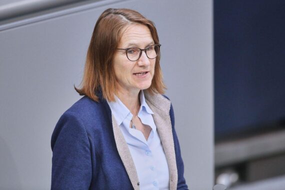 Franziska Kersten kritisiert Verzögerungen beim Autobahnausbau; 160 Milliarden Euro für Verkehrsinvestitionen bis 2029.