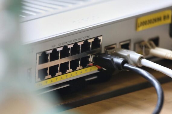 Glasfaseranschlüsse werden in Kiel ausgebaut; das Bild zeigt ein Netzwerk-Patchpanel.