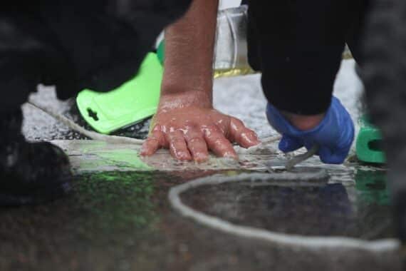 Klimaprotest auf Autobahn A9 bei München, Teilnehmer kleben sich fest, Banner zur IAA.