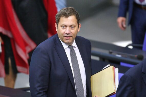 Lars Klingbeil im Gespräch, erfreut über SPD-Sieg in NRW-Stichwahlen, klare politische Botschaft.