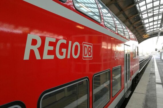 Ein Regionalzug der Deutschen Bahn mit Passagieren in einem Konflikt.