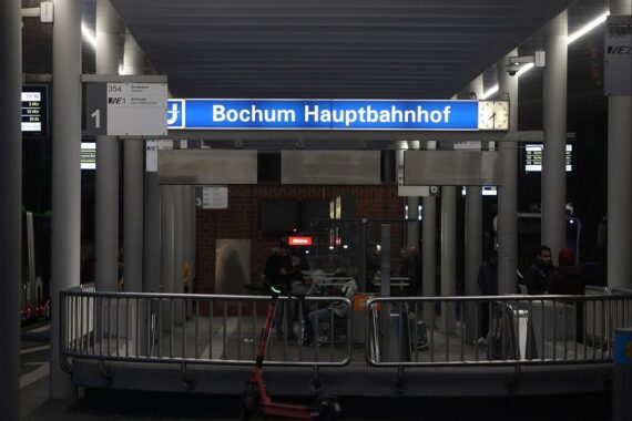 Bochum Hauptbahnhof, Wahlplakate, Wähler, Politiker, Spannung vor der kommunalen Stichwahl.