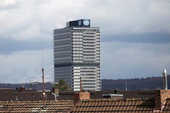 Wahlplakat mit Porträts der Kandidaten und Ergebnissen der Oberbürgermeisterwahl in Bonn anzeigen.