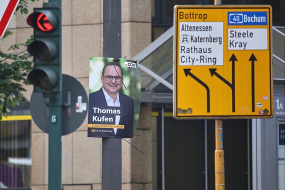 Wahlplakat von Thomas Kufen (CDU) mit Wahlergebnissen der Kommunalwahl in Essen.