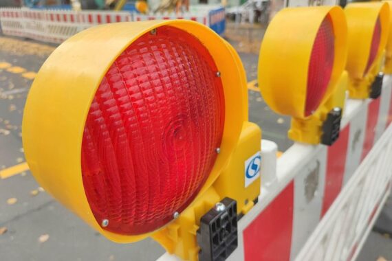 Ein Kreisverkehr mit Baustellenschild, Absperrungen und Umleitungshinweisen in Kirchhatten.