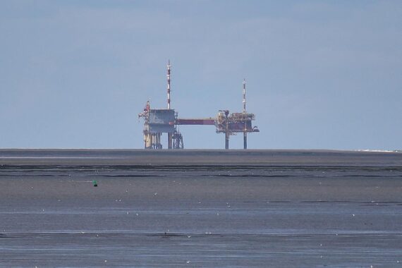 Gas-Bohrinsel in der Nordsee mit Bohrplattform, symbolisiert Energieversorgung und juristische Genehmigungen.