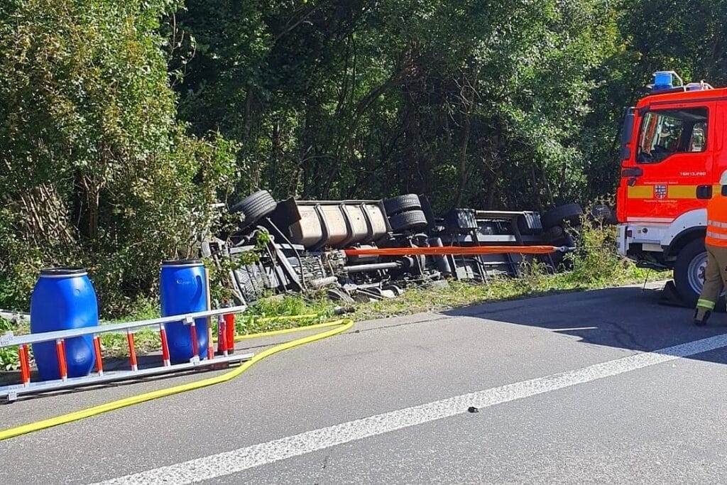 LKW-Unfall auf A3 bei Neustadt führt zu Vollsperrung und Folgeunfall