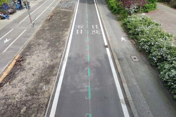 Neuer Rad- und Gehweg am Rhein in Lahnstein, optimiert für Fußgänger und Radfahrer.