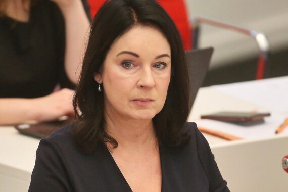 Britta Müller besucht Sana-Krankenhaus, diskutiert Ambulant-Stationäres Zentrum und Krankenhausreform.