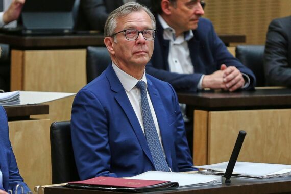 Heiko Geue spricht über soziale Schwerpunkte und Haushaltsplanung in Mecklenburg-Vorpommern.