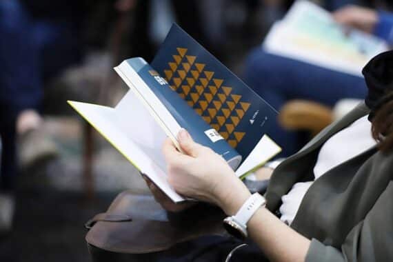 Eine Leserin in einer literarischen Umgebung, umgeben von Büchern und kreativer Atmosphäre.