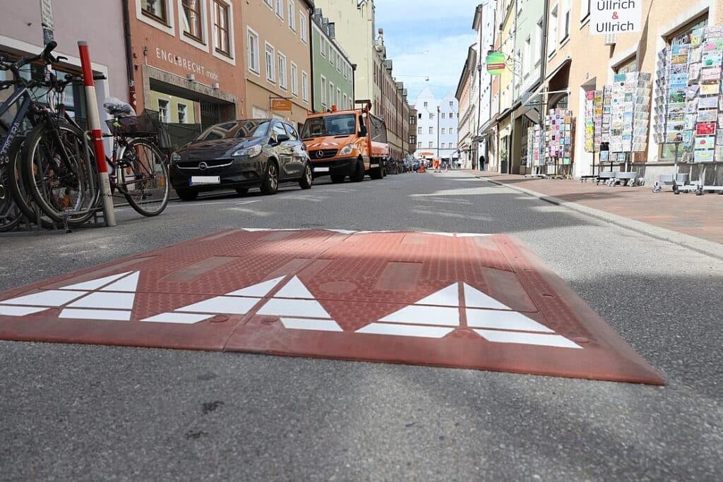 Landshut testet Berliner Kissen in der Grasgasse gegen Autoposer