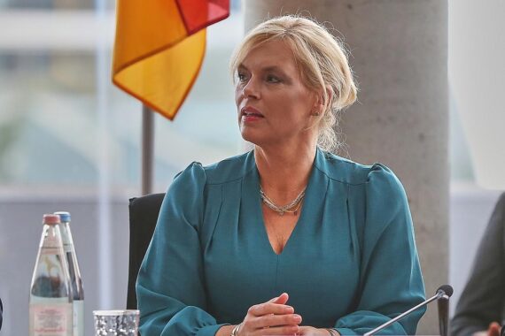 Ricarda Lang kritisiert Julia Klöckner als Polarisierungsunternehmerin in politische Debatten.