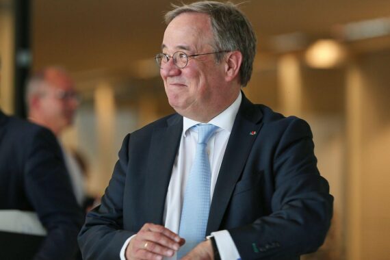 Armin Laschet, designierter Präsident der Deutschen Parlamentarischen Gesellschaft in Berlin, bei der Wahl.