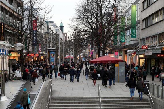 Lebhafte Fußgängerzone in Stuttgart, symbolisiert hohe Lebensqualität und positive Bürgerzufriedenheit.