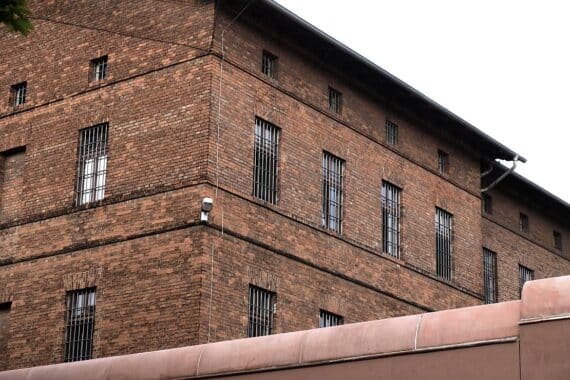 Ein Mann im Gefängnis, symbolisiert die Verurteilung für zahlreiche Einbrüche in Leipzig.
