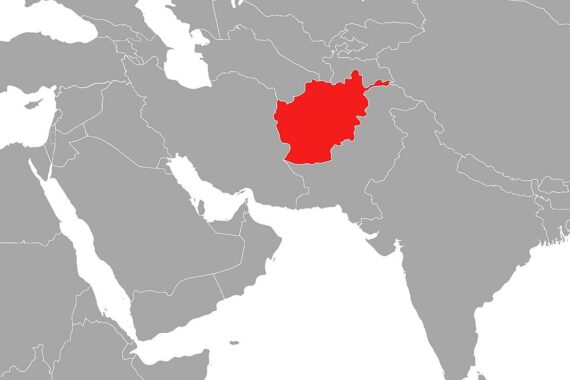 Eine Demonstration gegen Abschiebungen nach Afghanistan mit Politikern und Menschenrechtsaktivisten.