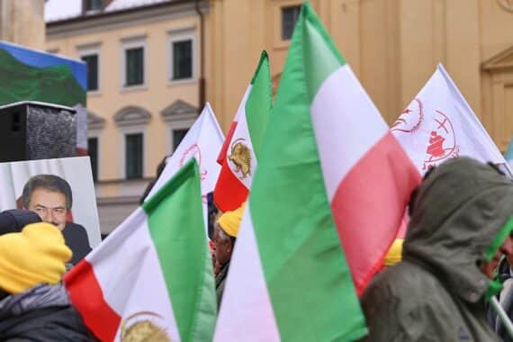 Protestierende vor Plakaten, die Freiheit und Menschenrechte für Iran fordern.