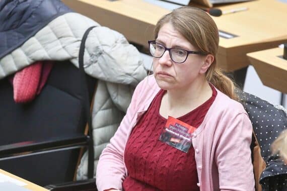 Franziska Brychcy kritisiert Bildungstests und plädiert für mehr Mittel und Unterstützung für Schulen.