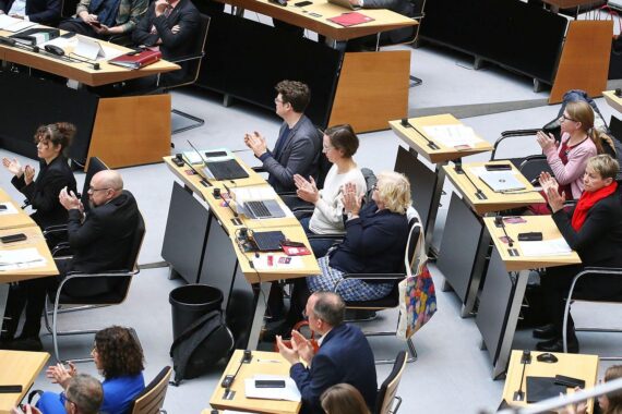Abgeordnete der Linken diskutieren Preiserhöhungen im Berliner Nahverkehr und fordern bezahlbare Mobilität.
