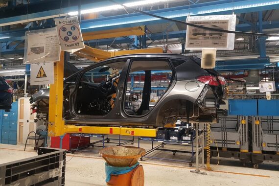 Eine Fabrik mit Mitarbeitern, Symbol für den Wandel in der deutschen Autobranche.