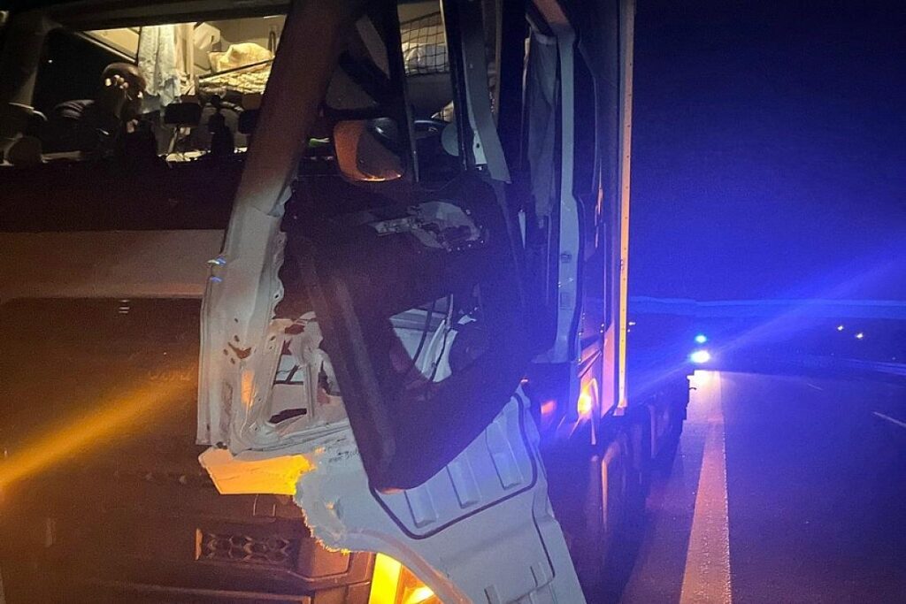 Lkw-Tür auf A30 bei Bad Oeynhausen abgefahren