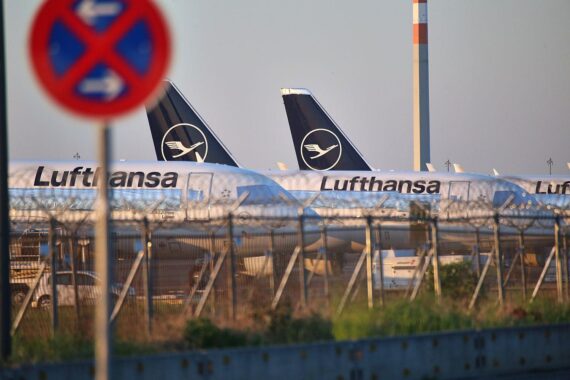 Lufthansa-Flugzeuge am Flughafen, Symbol für Stellenabbau und Digitalisierung im Konzern.