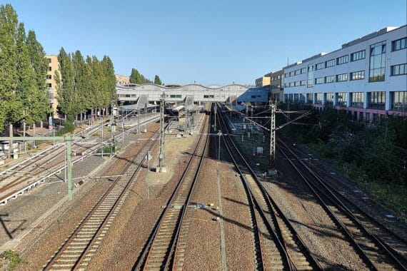 Gleisfeld am Potsdamer Hauptbahnhof, Symbolbild für tragischen Bahnunfall und Einschränkungen im Zugverkehr.