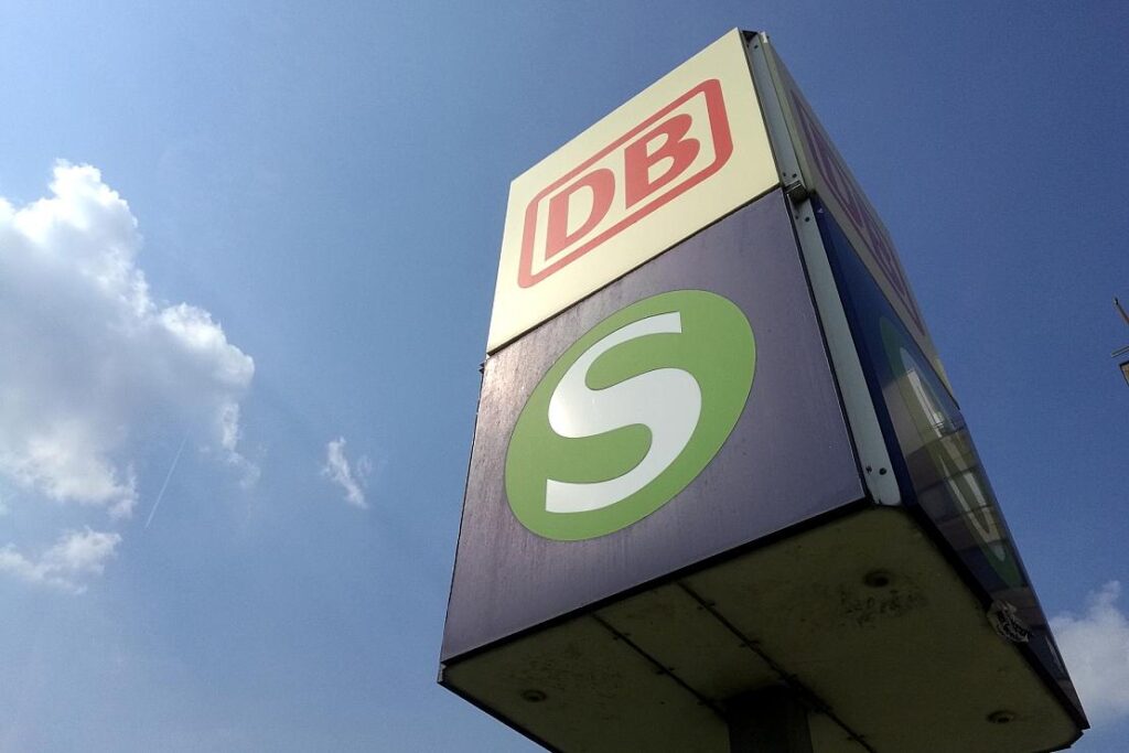 Mann belästigt Frau durch Selbstbefriedigung in S-Bahn bei Kirchheim