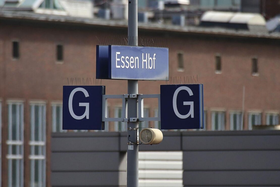 Mann belästigt Reisende am Essener Hauptbahnhof und zeigt Hitlergruß