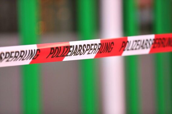 Polizeiabsperrung an Unfallstelle in Karlsruhe, wo Straßenbahn Mann erfasste und verletzte.