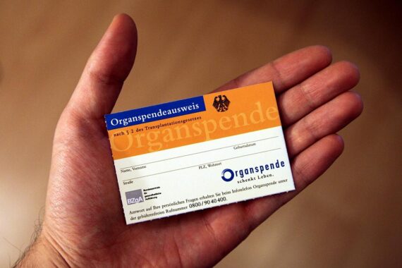Ein Organspendeausweis, der die Widerspruchslösung für Organspenden symbolisiert.