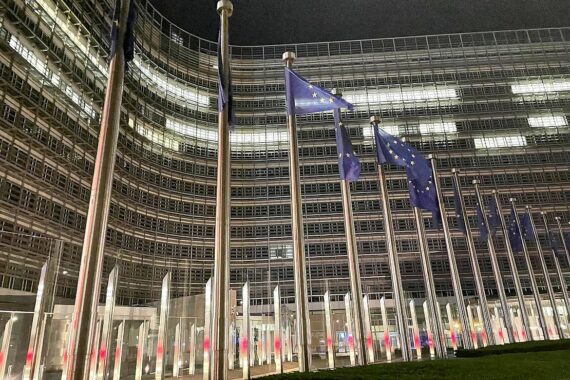 EU-Fahnen symbolisieren die Debatte über regionale Fördermittel und die nationale Entscheidungsbefugnis.