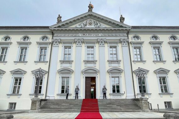 Schloss Bellevue mit dem Hinweis auf die bevorstehende Wahl des nächsten Bundespräsidenten in Deutschland.
