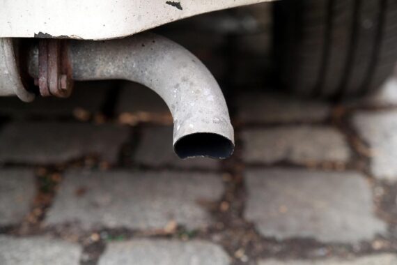 Auspuff eines Fahrzeugs, Symbol für Diskussion über Verbrenner und alternative Antriebstechnologien.