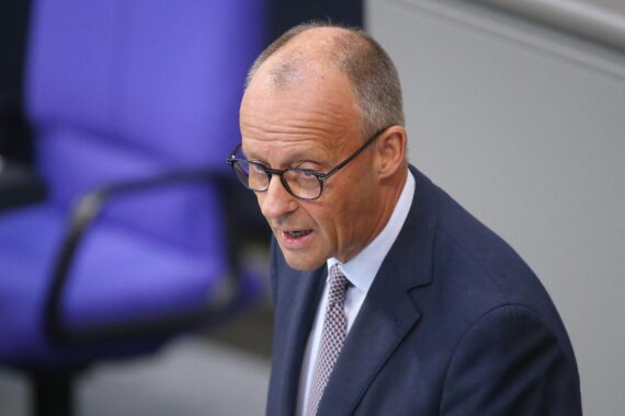 Friedrich Merz spricht im Bundestag über Wettbewerbsfähigkeit und Sozialreformen während der Generaldebatte.