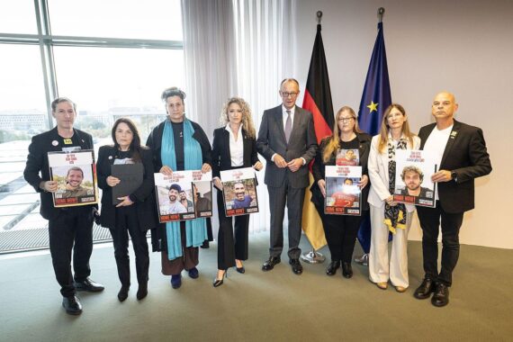 Merz trifft Angehörige von Hamas-Geiseln, thematisiert Leid und drängt auf humanitäre Maßnahmen.