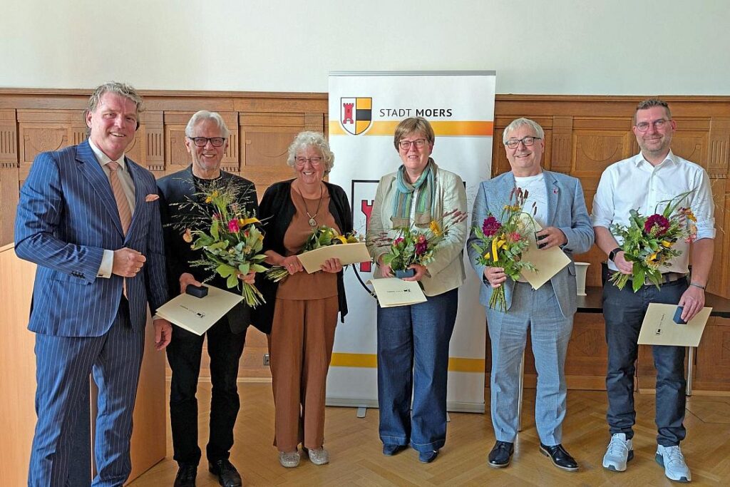 Moers ehrt fünf Bürger mit Ehrenring für Engagement