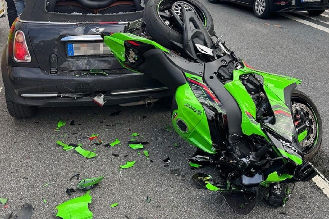 Motorradfahrer bei Unfall in Moosach schwer verletzt