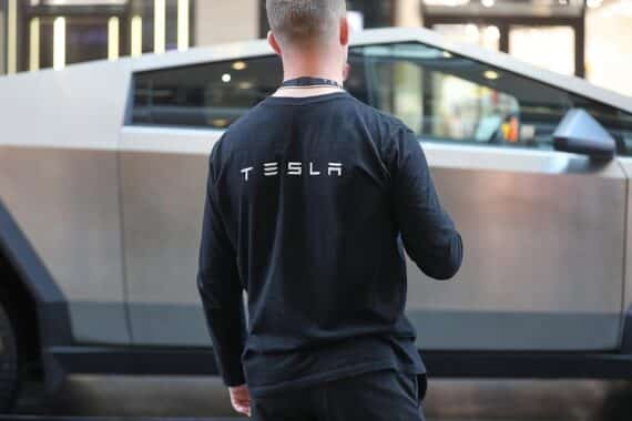 Tesla-Mitarbeiter interagiert mit Cybertruck; Elon Musk fordert Kundenfeedback zur Verbesserung.