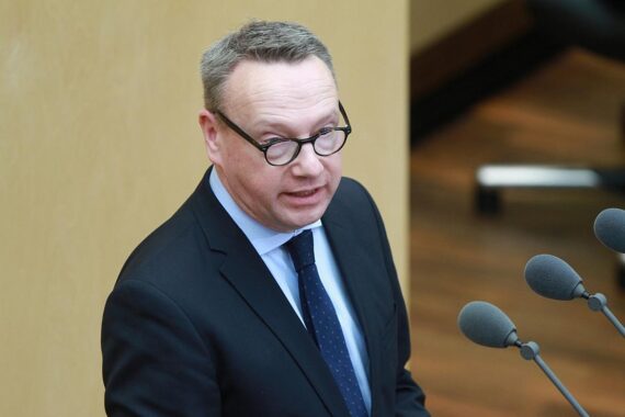 Benjamin Limbach und Veronica Mihailov-Moraru diskutieren Justizreformen in der Republik Moldau.