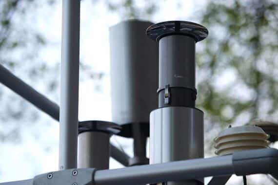 Luft-Messstation mit klarer Luft und Pflanzen, Symbol für Fortschritte im Umweltschutz Nordrhein-Westfalens.