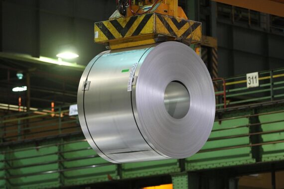 Darstellung von Stahlproduktion mit Bauarbeiten, Ingenieuren und modernen Baustellen. Innovationsförderung im Bauwesen.