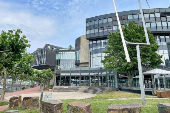 Landtag Nordrhein-Westfalen mit Fokus auf Katastrophenschutz und Notfallvorsorge durch neuen Ratgeber.