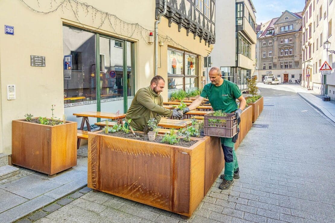 Neue Pflanzkübel in der Altstadt von Halle